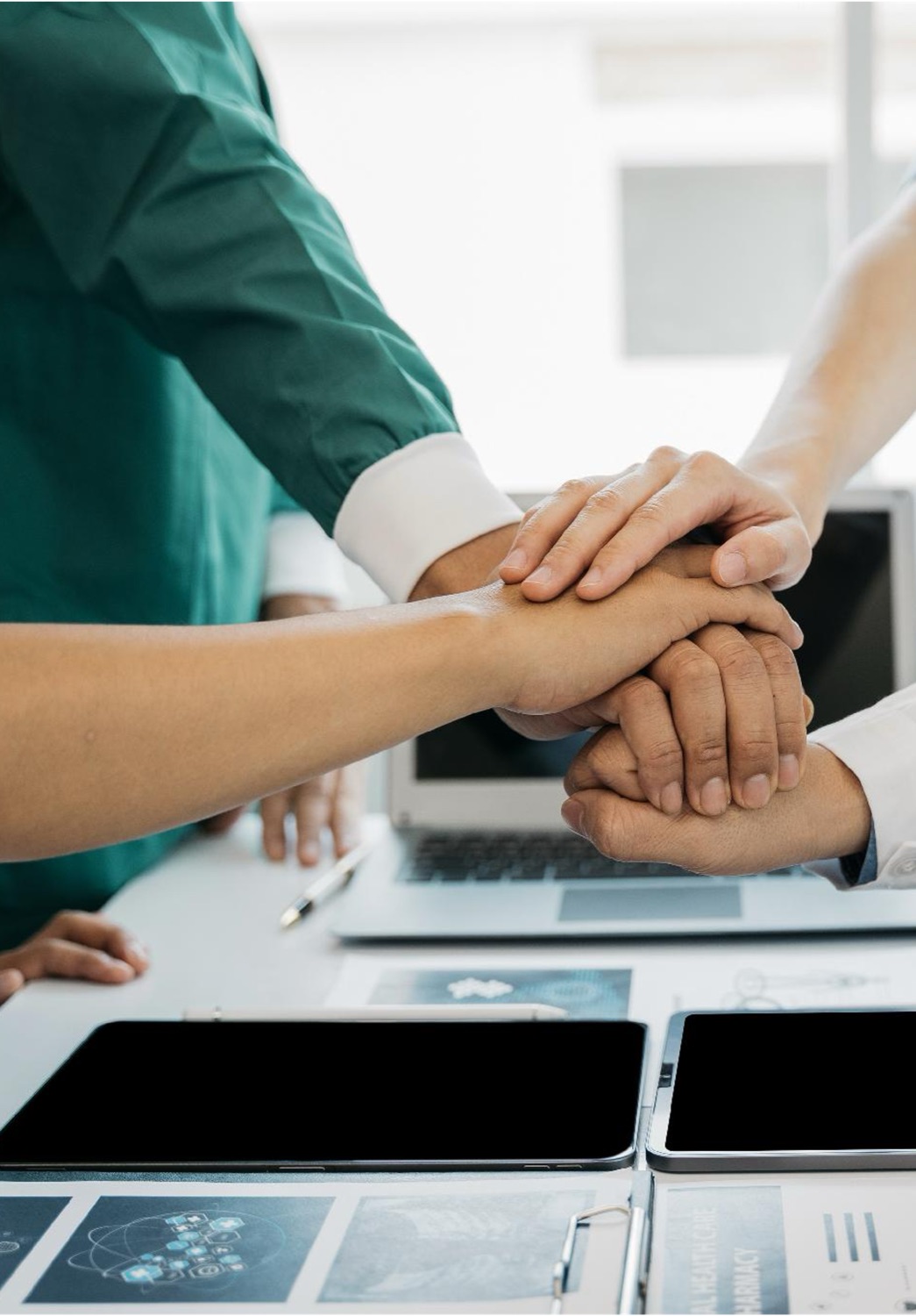 Profesionales de la salud y equipo comercial de Surgical Supply en reunión de trabajo